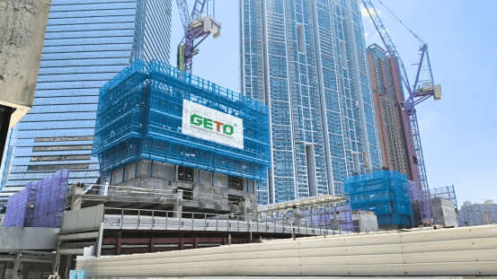 Sistema modular integrado de trepado y encofrado de aluminio que acelera la construcción de muros de núcleo en obra