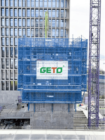 Sistema de encofrado trepador GETO en acción durante la primera elevación exitosa de una estructura tubular de gran altura.