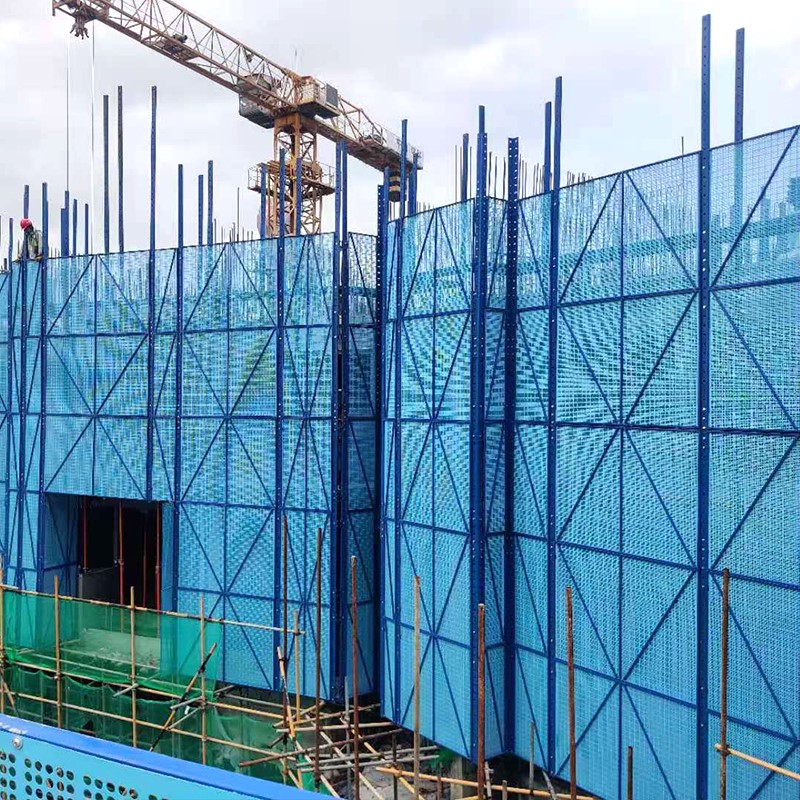 Estructura de acero y pantalla protectora para la plataforma de escalada