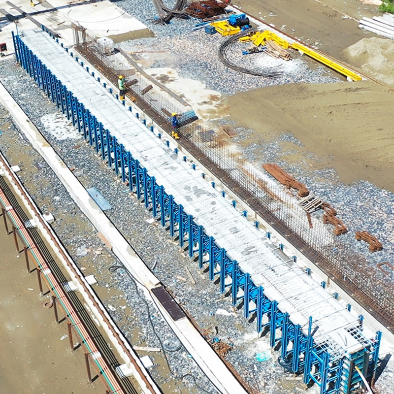 Sistema de encofrado de acero para puentes utilizado en grandes proyectos de construcci&oacute;n de infraestructura.