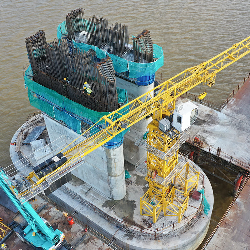 Soluci&oacute;n de encofrado de acero para puentes en la construcci&oacute;n de vigas caj&oacute;n.